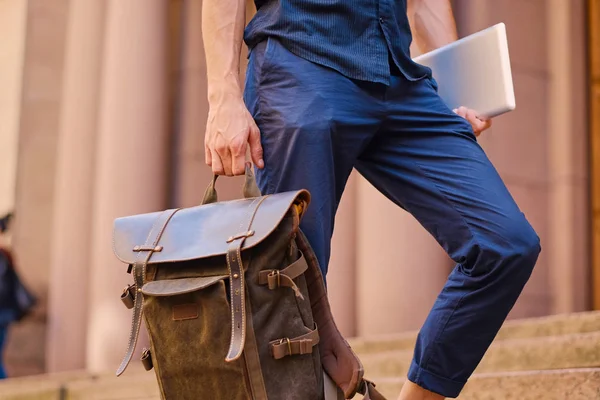 Erkek deri sırt çantası tutar