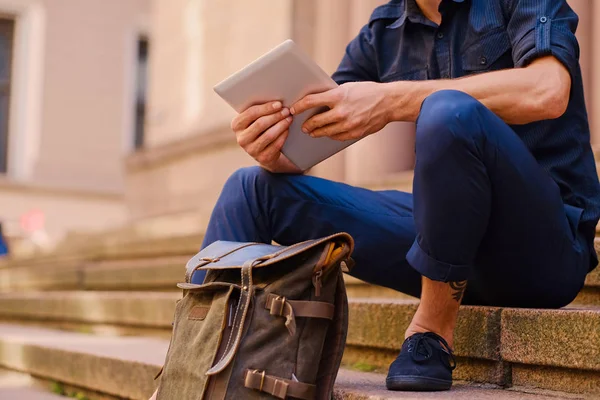 Traveler using a tablet pc — Stock Photo, Image