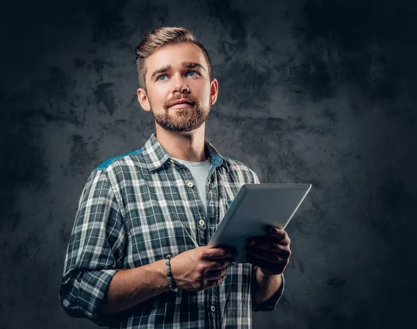 Sakallı erkek tutar tablet Pc