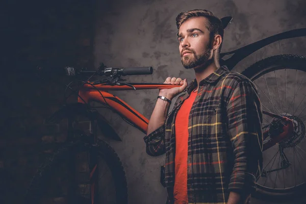 ひげを生やした男を保持する山の自転車 — ストック写真
