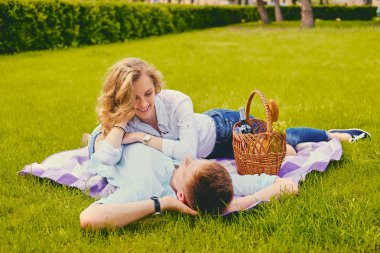 Yakışıklı genç erkek ve sarışın erkek 