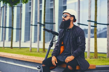 Adam sürme sonra bir bankta rahatlatıcı