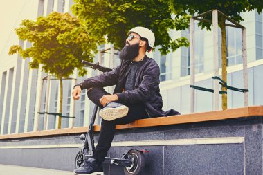 Adam tarafından elektrikli scooter sürme sonra