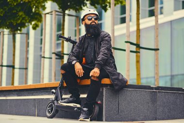 Adam tarafından elektrikli scooter sürme sonra