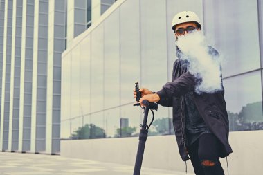 Sakallı hippi erkek vaping