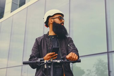 Bir akıllı telefon kullanan sakallı adam 