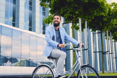 sakallı adam bir bisiklet üzerinde