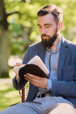 Adam bir mesaj bir Not Defteri'ne yazma