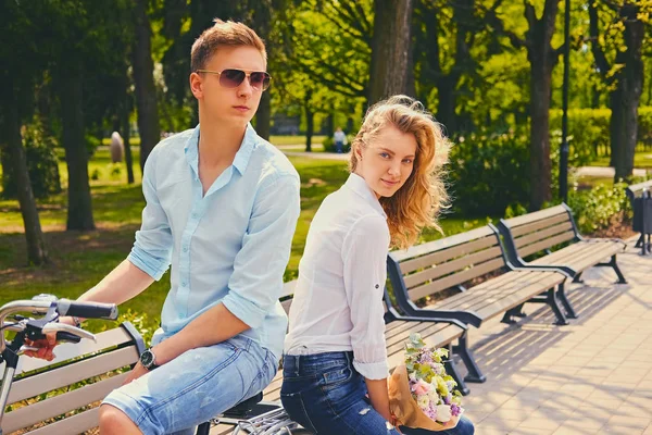 Atractiva pareja joven —  Fotos de Stock