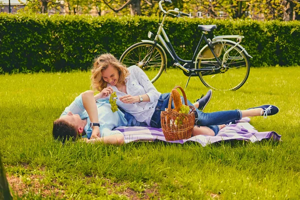 Красивая пара на пикнике — стоковое фото