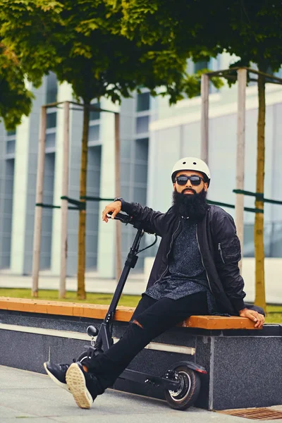 Elegante hombre barbudo en gafas de sol relajante —  Fotos de Stock