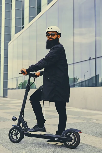 Stijlvolle bebaarde man op elektrische scooter — Stockfoto