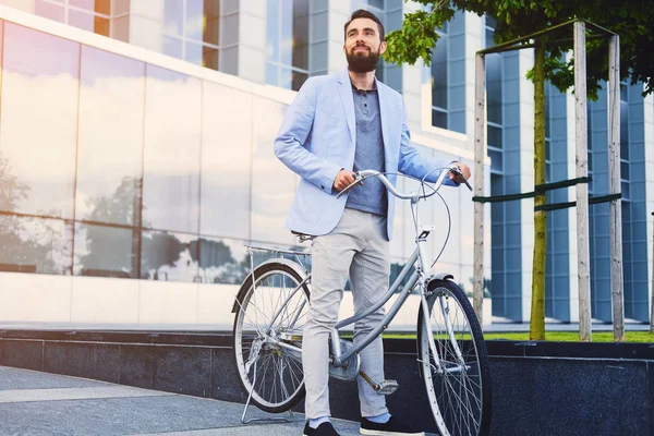 Homem de bicicleta no centro da cidade . — Fotografia de Stock