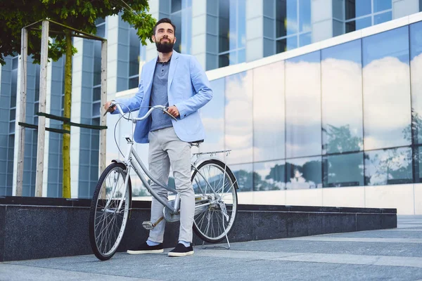 Hombre en bicicleta en un centro de la ciudad . — Foto de Stock
