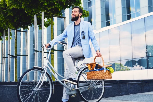 Hombre sostiene cesta de picnic . — Foto de Stock