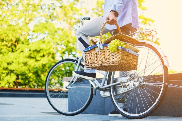 Man holds picnic basket. — Stock Photo, Image