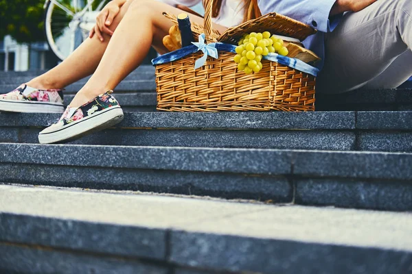 Cestino da picnic pieno di frutta — Foto Stock