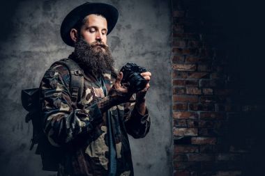 Sakallı dövmeli fotoğrafçı