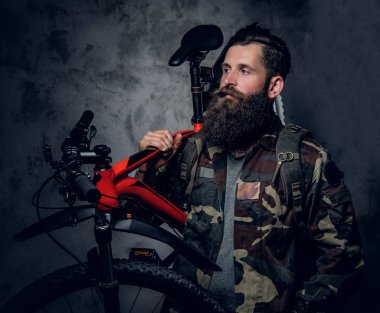 Sakallı hippi Studio portresi 