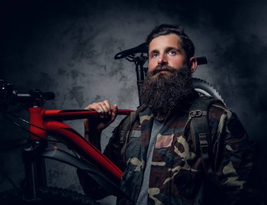 Sakallı hippi Studio portresi 