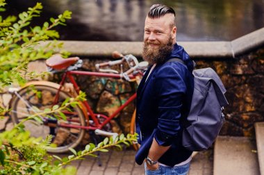 Casual modern adam sırt çantası ile