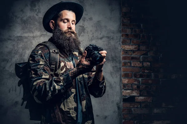 Sakallı dövmeli fotoğrafçı