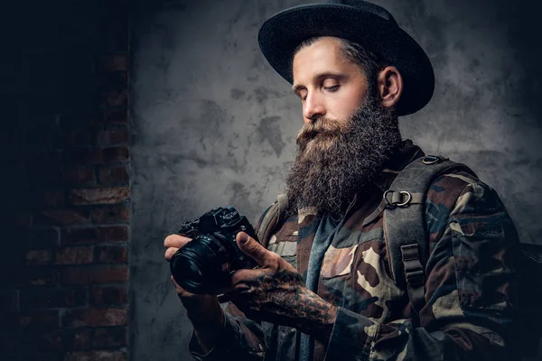 Sakallı dövmeli fotoğrafçı