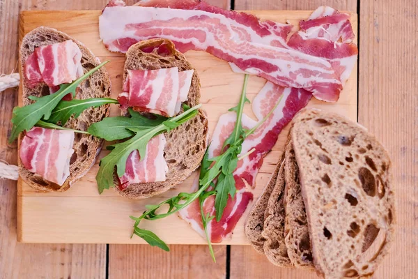 Brood met gourmet vlees — Stockfoto