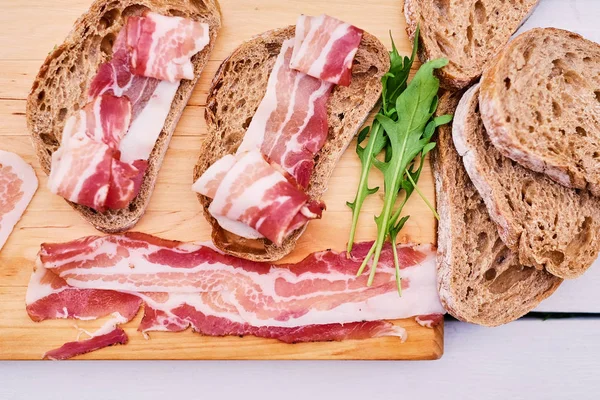 Brood met gourmet vlees — Stockfoto