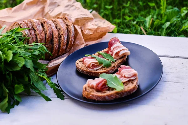 Jambon ve otlar ile ekmek 