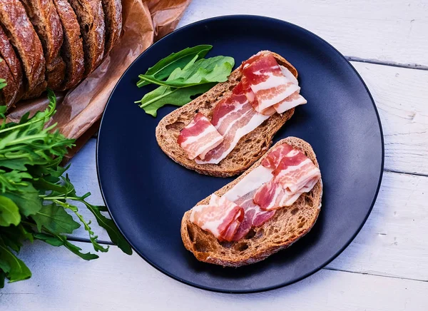 Brood met ham en kruiden — Stockfoto