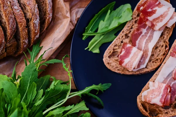 Brood met ham en kruiden — Stockfoto