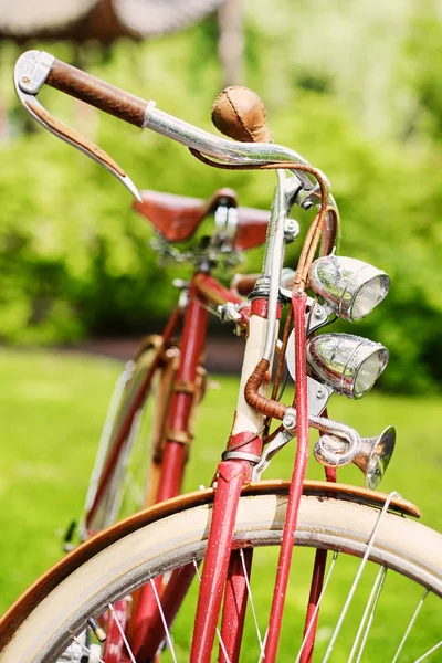 Ρετρό ποδήλατο σε ένα πάρκο. — Φωτογραφία Αρχείου