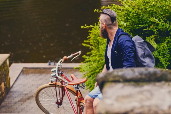 Рыжий бородатый самец на велосипеде — стоковое фото