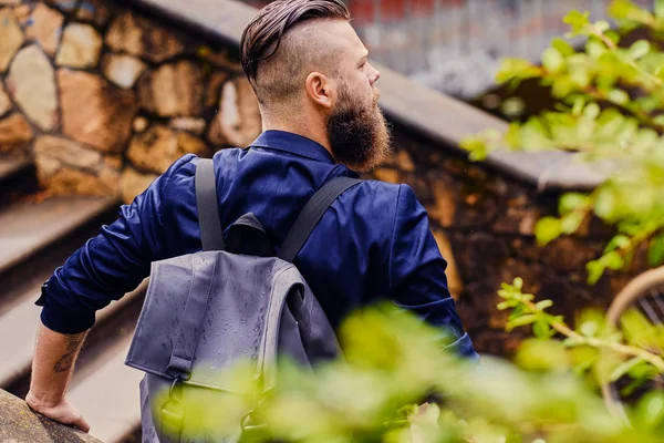 Hombre viajero con una mochila —  Fotos de Stock