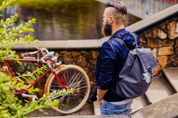 Casual modern adam sırt çantası ile