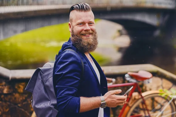 Бородатый хипстер мужского пола с помощью смартфона — стоковое фото