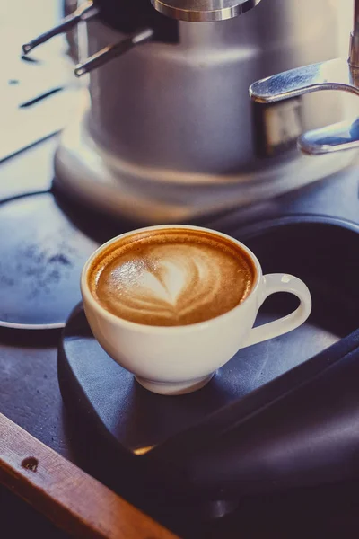 Kopje koffie met hart schuim — Stockfoto