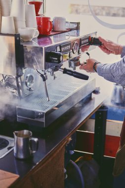 adam latte hazırlanıyor