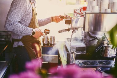 adam latte hazırlanıyor