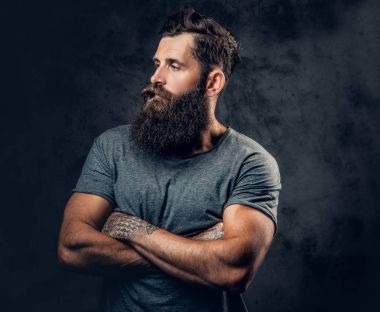 Sakallı erkek kol dövmeler ile