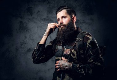 Kamuflaj ceketli sakallı dövmeli erkek 