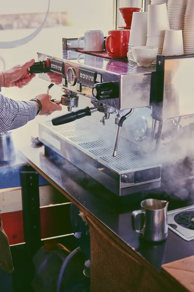 Homem preparando latte — Fotografia de Stock