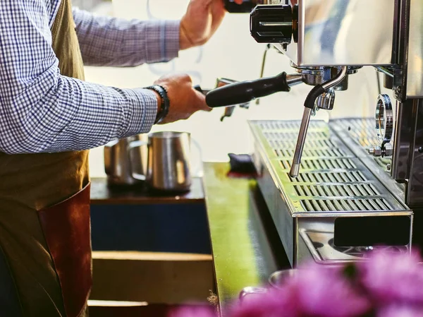 Hombre preparando café con leche —  Fotos de Stock