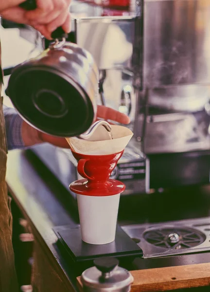 バリスタのコーヒー マシンでラテの準備. — ストック写真