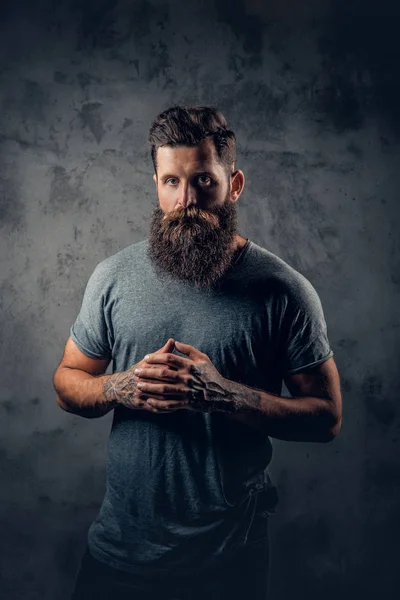 Vousatý muž s Tetovaný zbraně — Stock fotografie