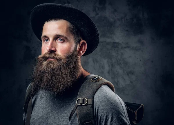 Бородатий чоловік у капелюсі з рюкзаком — стокове фото