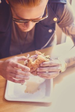 Deri ceket yeme hipster giyinmiş 