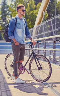 Şık tek hız bisikletçi 