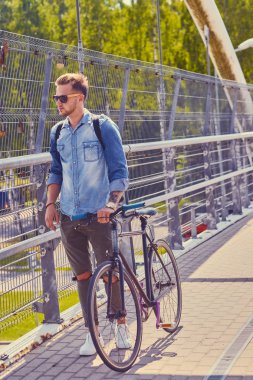 Şık tek hız bisikletçi 